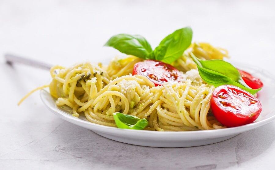 קייטרינג לגני ילדים מגיש ספגטי טעים